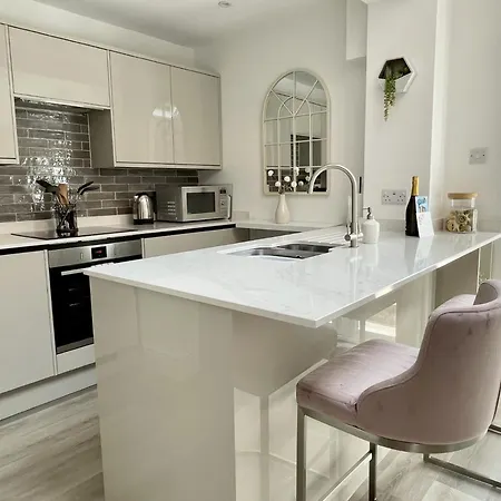 Stylish Close To Centre