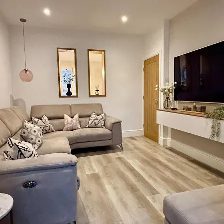 Stylish Close To Centre